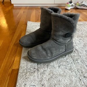 UGG Women’s Bailey Button Boot - grey, size 8